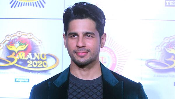 In this picture taken on January 19, 2020, Bollywood actor Sidharth Malhotra poses for photographs as he arrives to attend the annual 'Umang Mumbai Police Show' in Mumbai. - Sputnik International
