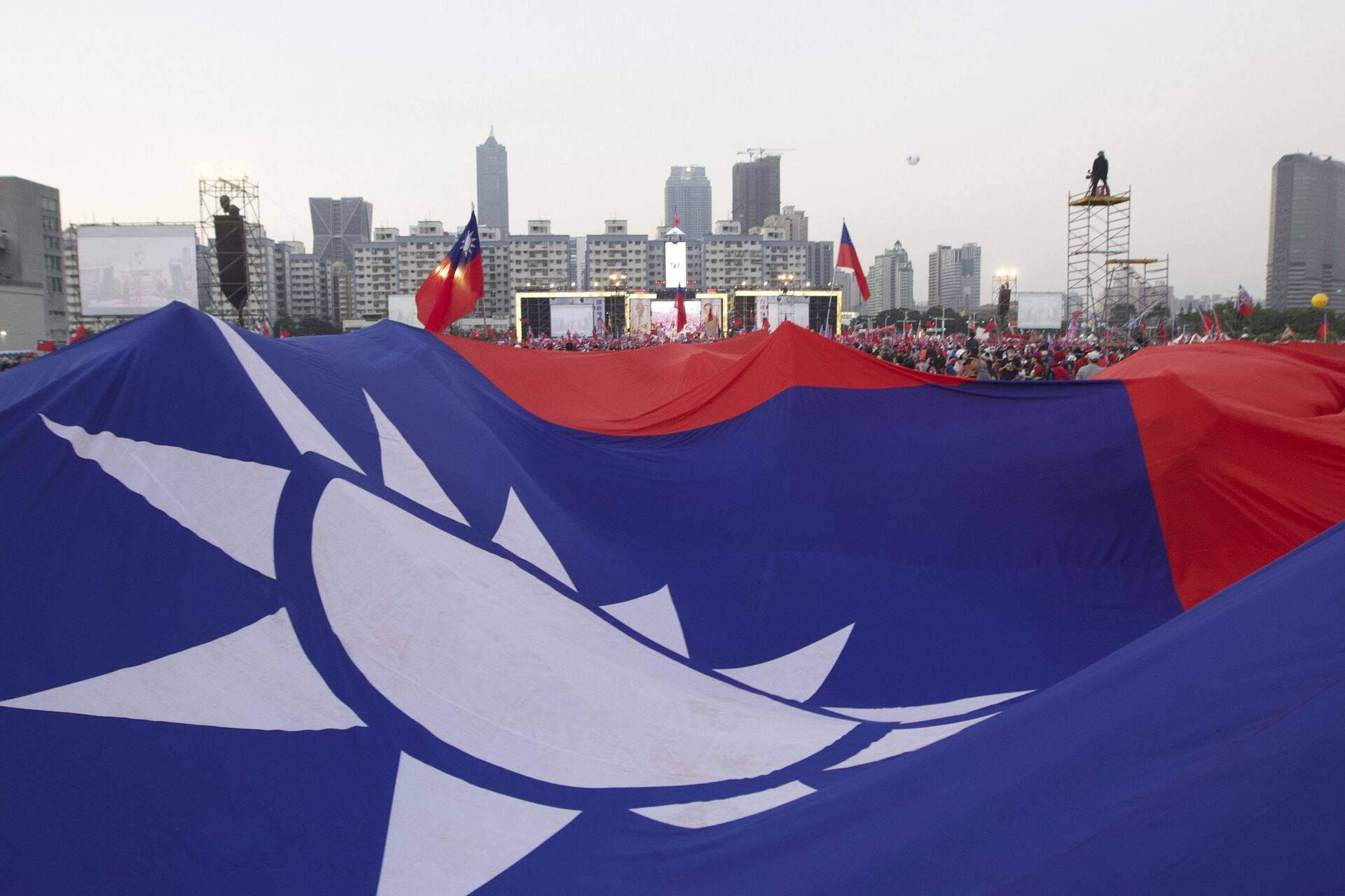 Supporters of Taiwan's 2020 presidential election candidate for the KMT, or Nationalist Party, Han Kuo-yu pass along a giant Taiwanese flag for the start of a campaign rally in southern Taiwan's Kaohsiung city on Friday, Jan 10, 2020 - Sputnik International, 1920, 04.11.2021