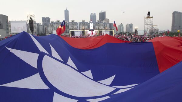 Supporters of Taiwan's 2020 presidential election candidate for the KMT, or Nationalist Party, Han Kuo-yu pass along a giant Taiwanese flag for the start of a campaign rally in southern Taiwan's Kaohsiung city on Friday, Jan 10, 2020 - Sputnik International