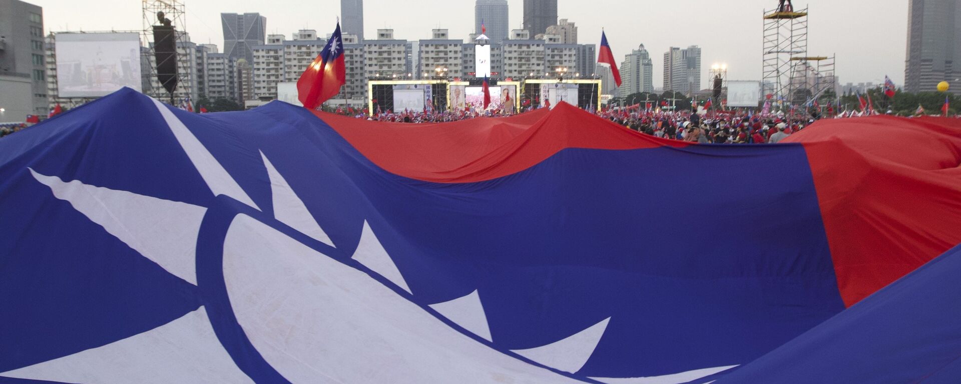 Supporters of Taiwan's 2020 presidential election candidate for the KMT, or Nationalist Party, Han Kuo-yu pass along a giant Taiwanese flag for the start of a campaign rally in southern Taiwan's Kaohsiung city on Friday, Jan 10, 2020 - Sputnik International, 1920, 12.04.2023