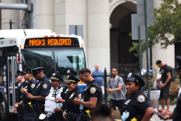 NYPD officers stand watching as people gather at City Hall to protest against the vaccine rules.  - Sputnik International