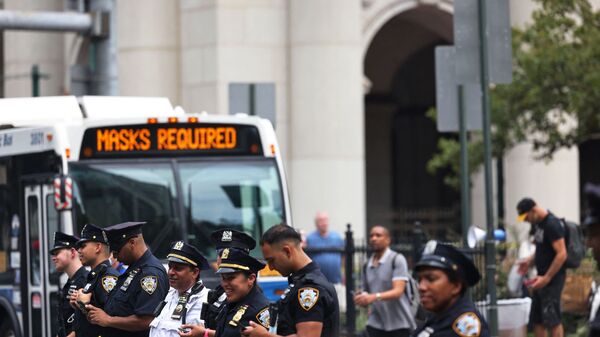 Офицеры полиции Нью-Йорка наблюдают за протестующими против вакцинации - Sputnik International
