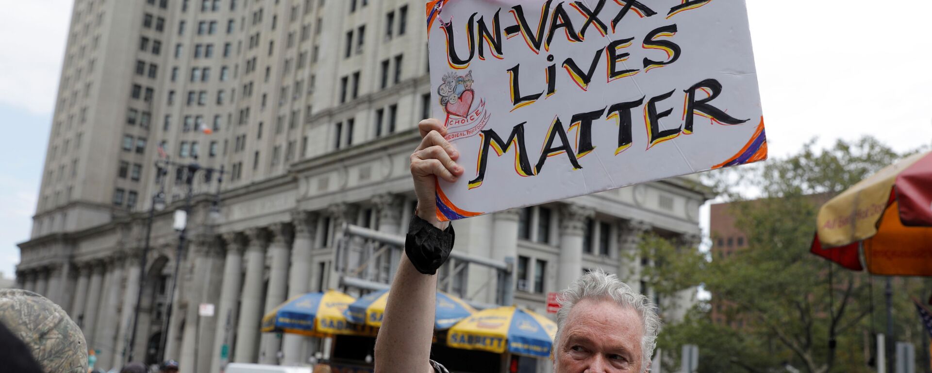 Человек держит табличку во время акции протеста против обязательной вакцинации в Нью-Йорке - Sputnik International, 1920, 26.09.2021