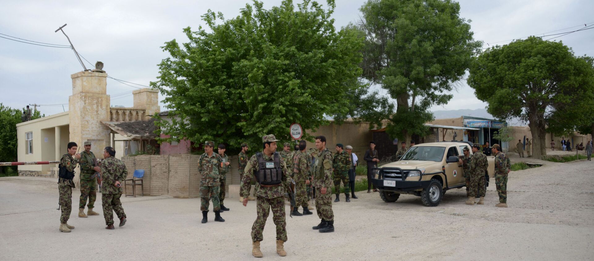 Afghan security personnel keep watch near the site of an ongoing attack on an army compound in Dihdadi District of Balkh province on April 21, 2017. -  - Sputnik International, 1920, 10.08.2021