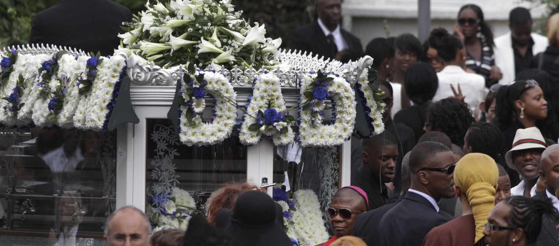 People gather around a hearse carrying Mark Duggan's coffin, as it prepares to leave the church for the cemetery during the funeral procession in north London,  Friday, Sept. 9, 2011. - Sputnik International, 1920, 10.08.2021