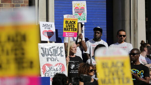 Carole Duggan (C), aunt of Mark Duggan who was shot dead by police five years ago, stands with supporters at a gathering outside Tottenham Police Station in London on August 6, 2016, to remember those killed under the control of police.  - Sputnik International