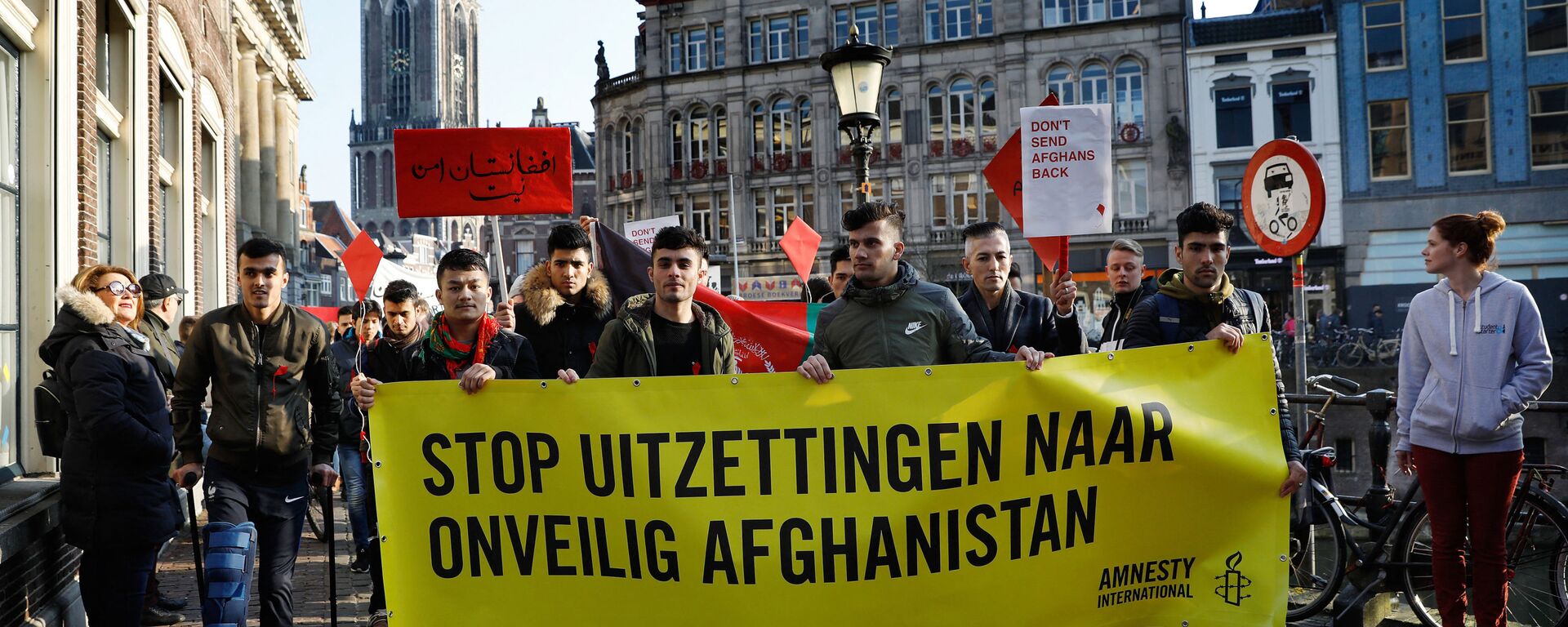 People hold a banner reading Stop the expulsions of people to unsafe Afghanistan during a march, on February 18, 2018, in the centre of Utrecht, to protest against the deportation of refugees to Afghanistan - Sputnik International, 1920, 10.08.2021