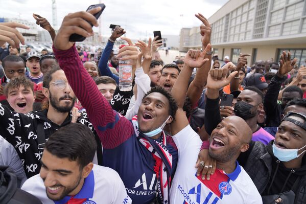 Paris Saint-Germain supporters wait for Messi to arrive at Le Bourget Airport. - Sputnik International
