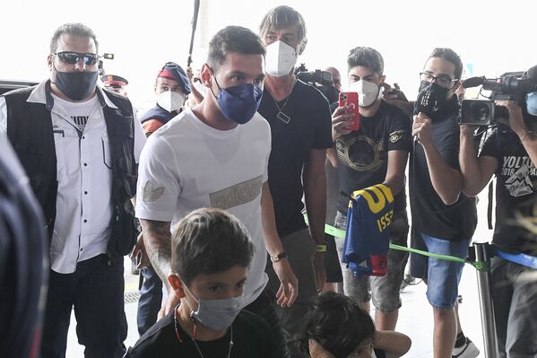 Messi arrives with his family at El Prat Airport in Barcelona. - Sputnik International