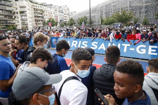Supporters wait outside French football club Paris Saint-Germain's (PSG) Parc des Princes stadium. - Sputnik International