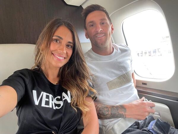 Messi and his wife Antonela Roccuzzo pose inside their private jet en route to Paris. - Sputnik International