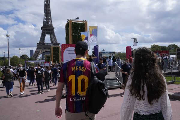A spectator wears a Messi soccer jersey as he walks in the Olympics fan zone in the Trocadero Gardens in front of the Eiffel Tower in Paris. - Sputnik International