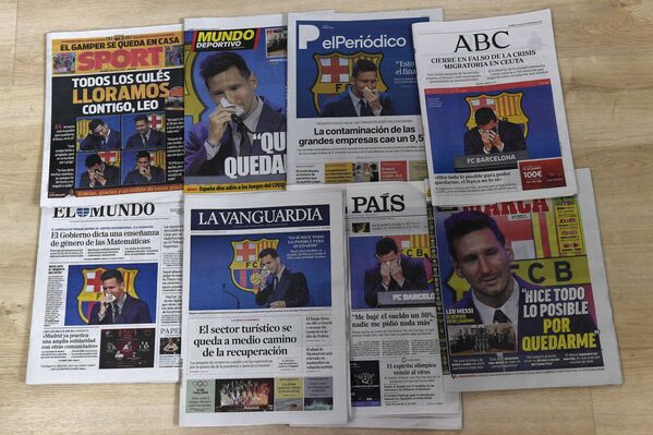 The front pages of Spanish newspapers showing Messi crying during a press conference in Barcelona. - Sputnik International