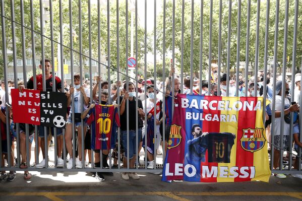 Barcelona fans wait outside the Camp Nou after the press conference. - Sputnik International