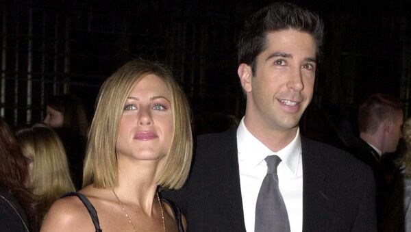Jennifer Aniston (l) and David Schwimmer of the television series Friends arrive at the 27th Annual People's Choice Awards 07 January 2001 in Pasadena. Aniston is nominated for the Favorite Female Television Performer category at the awards. - Sputnik International