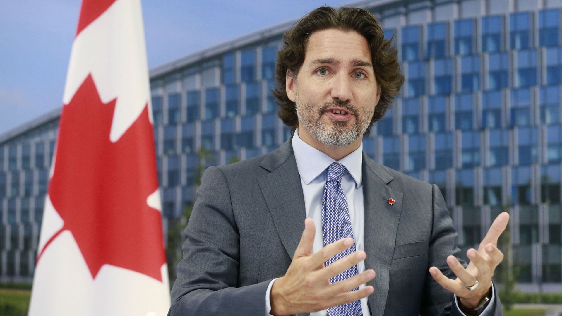 Canada's Prime Minister Justin Trudeau  speaks to the NATO Secretary General during a NATO summit at the North Atlantic Treaty Organization (NATO) headquarters in Brussels on June 14, 2021.  - Sputnik International, 1920, 22.03.2022