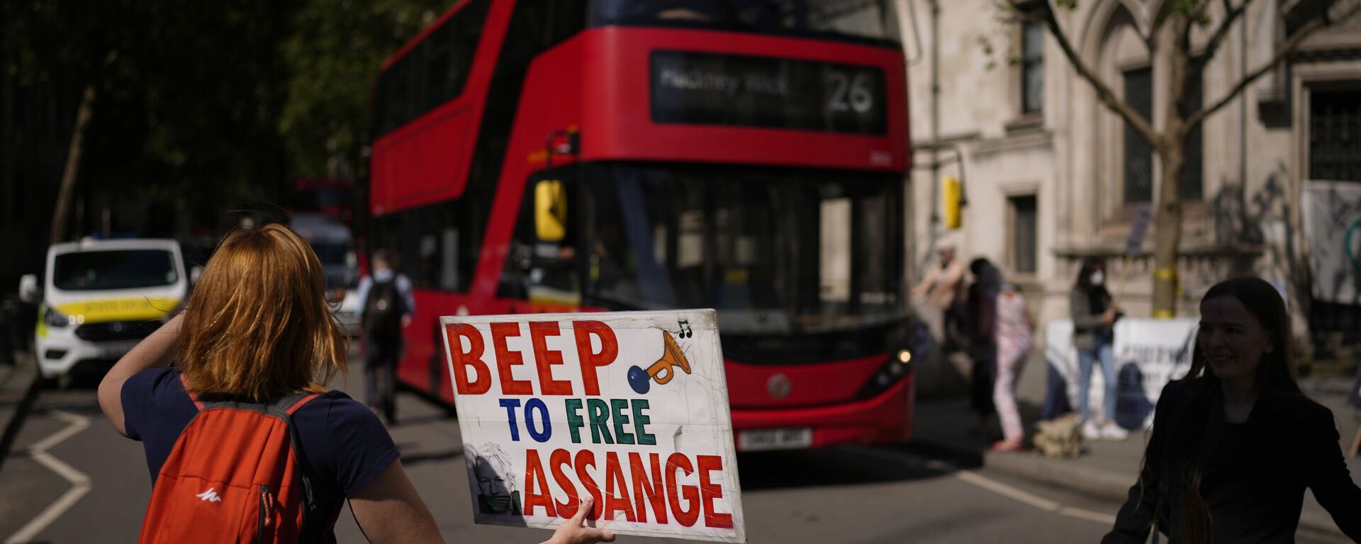 A supporter of WikiLeaks founder Julian Assange holds a placard as they protest, during the first hearing in the Julian Assange extradition appeal, at the High Court in London, Wednesday, Aug. 11, 2021. - Sputnik International, 1920, 23.10.2021
