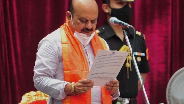 Basavaraj S. Bommai (L) takes the oath of office as new Chief Minister of Karnataka, at the Governor’s official residence, Raj Bhavan in Bangalore on 28 July 2021. - Sputnik International