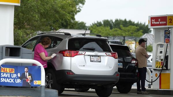 People fill up their gas tank at a gas station in Deerfield, Ill., Thursday, July 15, 2021. - Sputnik International