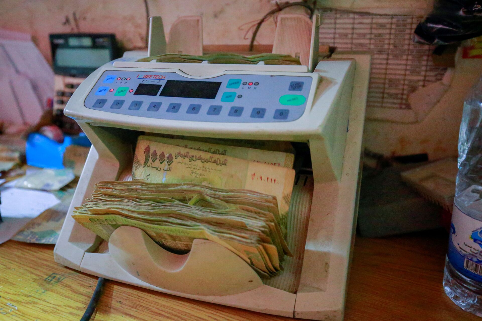 Yemeni currency banknotes are counted on a counting machine at an exchange company in Sanaa, Yemen June 28, 2021. Picture taken June 28, 2021. - Sputnik International, 1920, 07.09.2021
