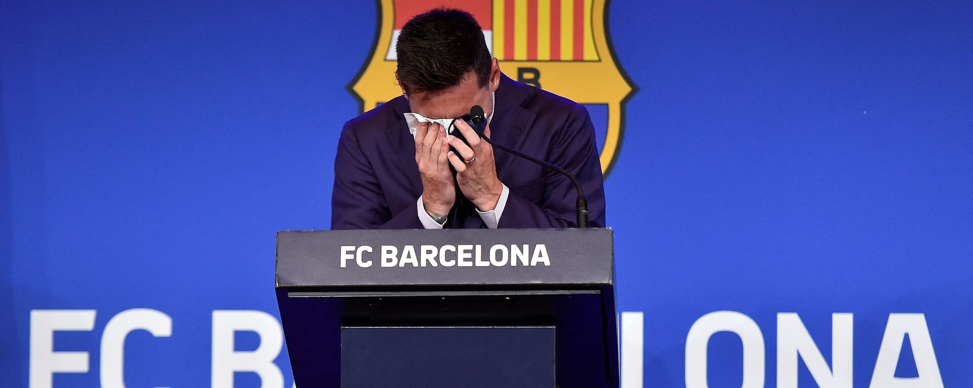 Barcelona's Argentinian forward Lionel Messi cries during a press conference at the Camp Nou stadium in Barcelona on August 8, 2021. - Sputnik International, 1920, 12.08.2021