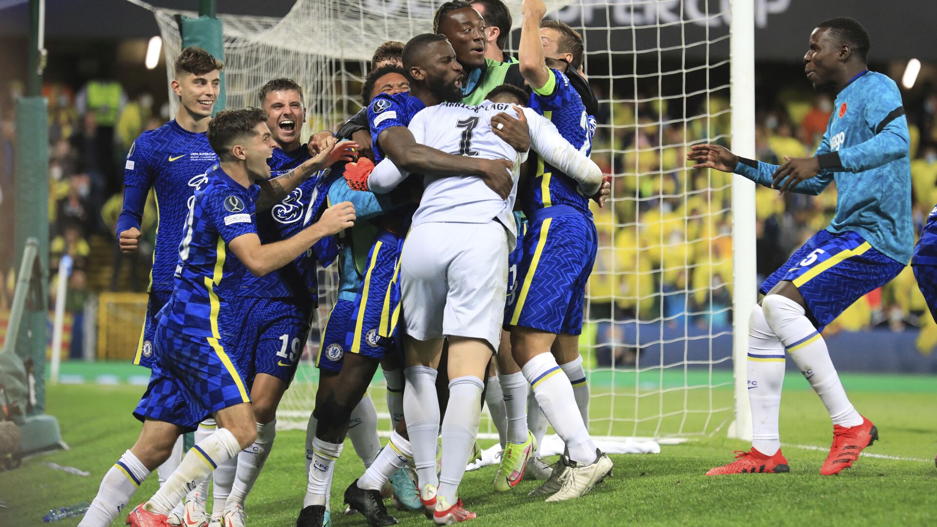 Chelsea's goalkeeper Kepa Arrizabalaga celebrates with team mates after the penalty shootout of the UEFA Super Cup soccer match between Chelsea and Villarreal at Windsor Park in Belfast, Northern Ireland, Wednesday, Aug. 11, 2021 - Sputnik International, 1920, 28.12.2021