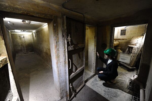 An member of staff at the Metropole hotel shows a guest the war-time bomb shelter in Hanoi, Vietnam on 2 October 2012. - Sputnik International