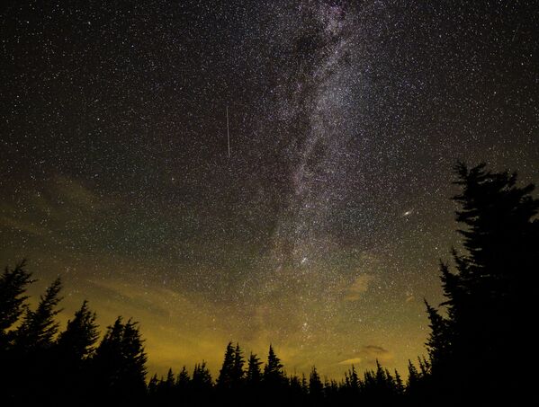 This NASA handout photo released on 11 August 2021, shows a 30 second exposure, as a meteor streaks across the sky during the annual Perseid meteor shower on 10 August 2021, in Spruce Knob, West Virginia.  - Sputnik International