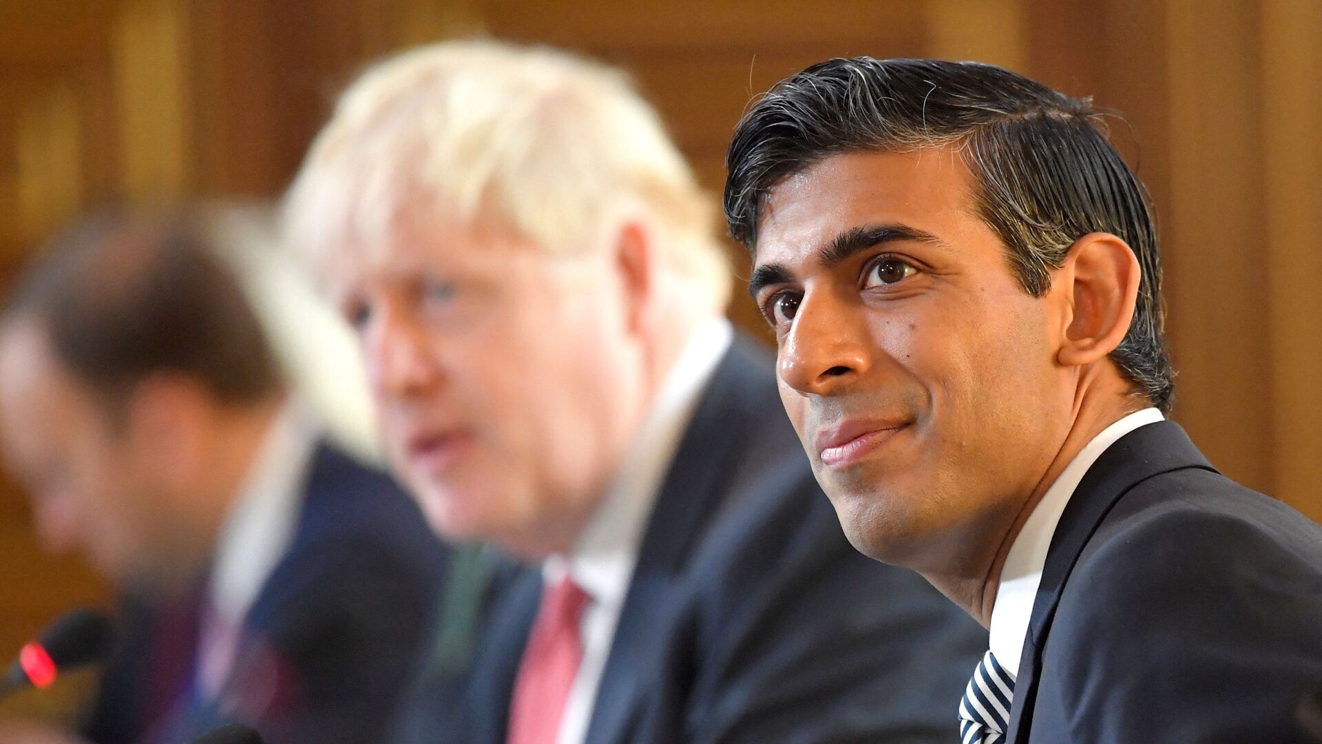 Britain's Chancellor of the Exchequer Rishi Sunak (R) sits beside Britain's Prime Minister Boris Johnson (C) at a Cabinet meeting of senior government ministers at the Foreign and Commonwealth Office (FCO) in London on September 1, 2020.  - Sputnik International, 1920, 15.09.2021
