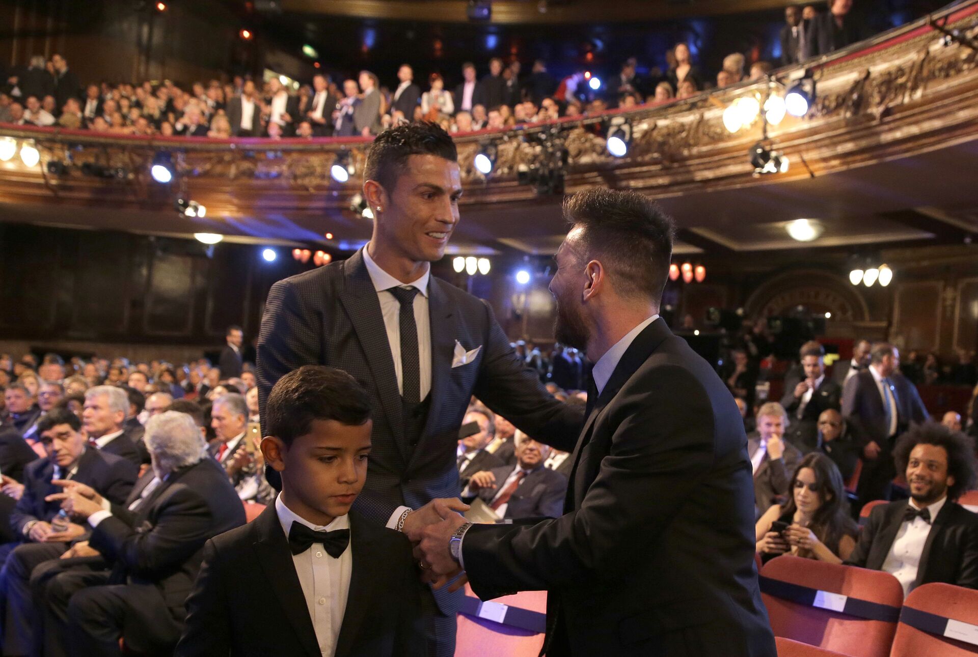 Portuguese soccer player Ronaldo, left, shakes hands wit Argentinian soccer player Lionel Messi during the The Best FIFA 2017 Awards at the Palladium Theatre in London, Monday, Oct. 23, 2017 - Sputnik International, 1920, 18.09.2022
