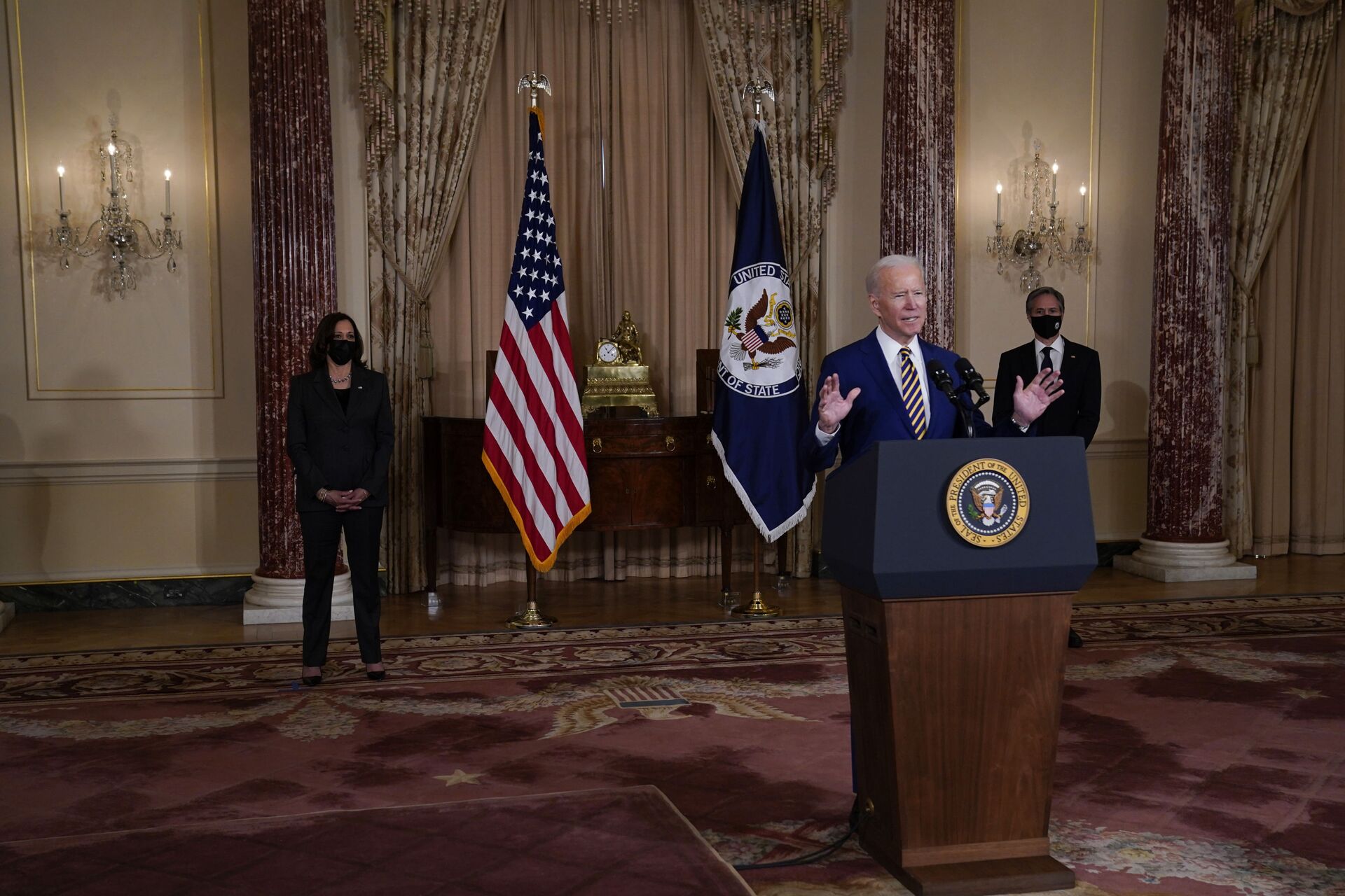 Vice President Kamala Harris, left, and Secretary of State Antony Blinken, right, listen as President Joe Biden delivers a speech on foreign policy, at the State Department, Thursday, Feb. 4, 2021, in Washington. - Sputnik International, 1920, 05.08.2022