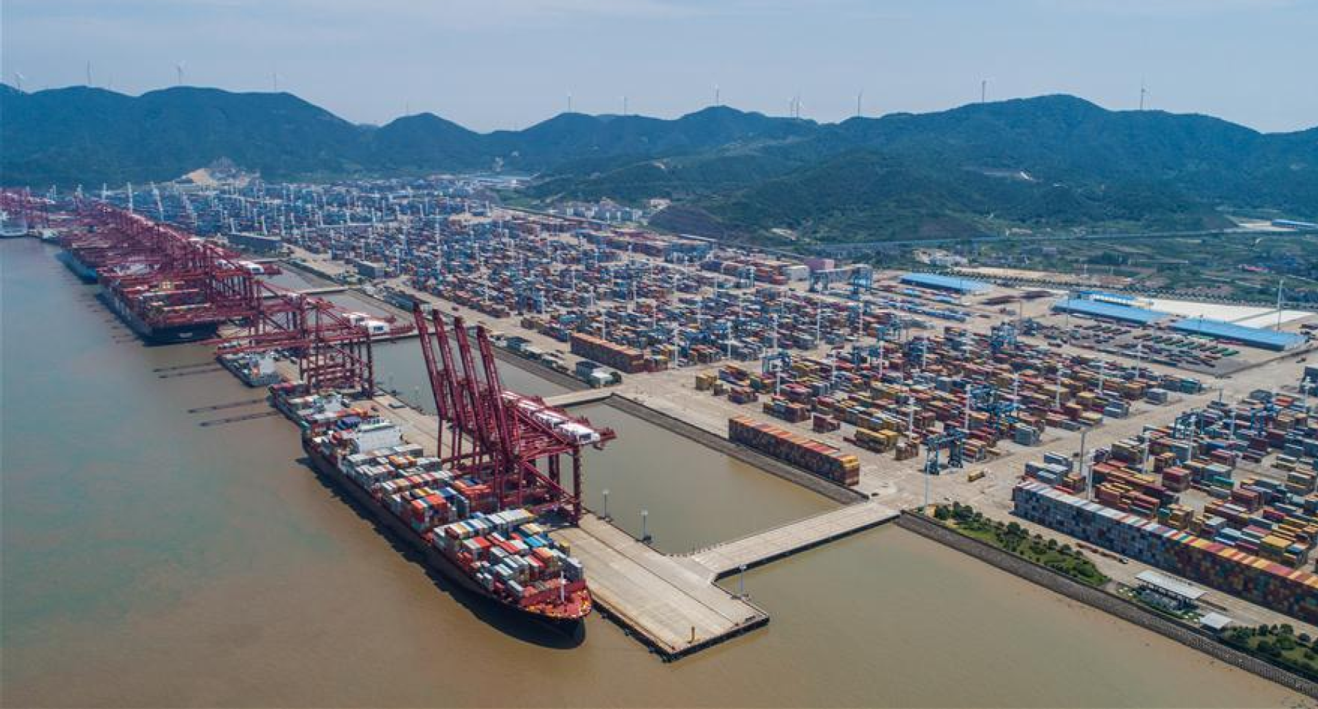 Aerial photo taken on July 12, 2017 shows the container pier of Zhoushan Port in Ningbo City, east China's Zhejiang Province. In the first half of 2017, Zhoushan Port handled 515 million tonnes cargoes, up 11.3 percent year-on-year, and 12.39 million TEU (twenty-foot equivalent unit) containers, up 14.6 percent year-on-year. - Sputnik International, 1920, 06.12.2021