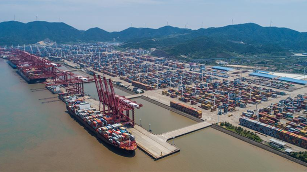 Aerial photo taken on July 12, 2017 shows the container pier of Zhoushan Port in Ningbo City, east China's Zhejiang Province. In the first half of 2017, Zhoushan Port handled 515 million tonnes cargoes, up 11.3 percent year-on-year, and 12.39 million TEU (twenty-foot equivalent unit) containers, up 14.6 percent year-on-year. - Sputnik International