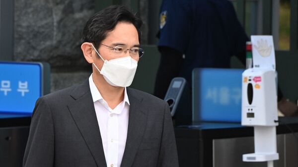 Lee Jae-yong, jailed de facto leader of the giant Samsung group, walks out as he is released early on parole at the Seoul Detention Center in Uiwang on August 13, 2021. - Sputnik International