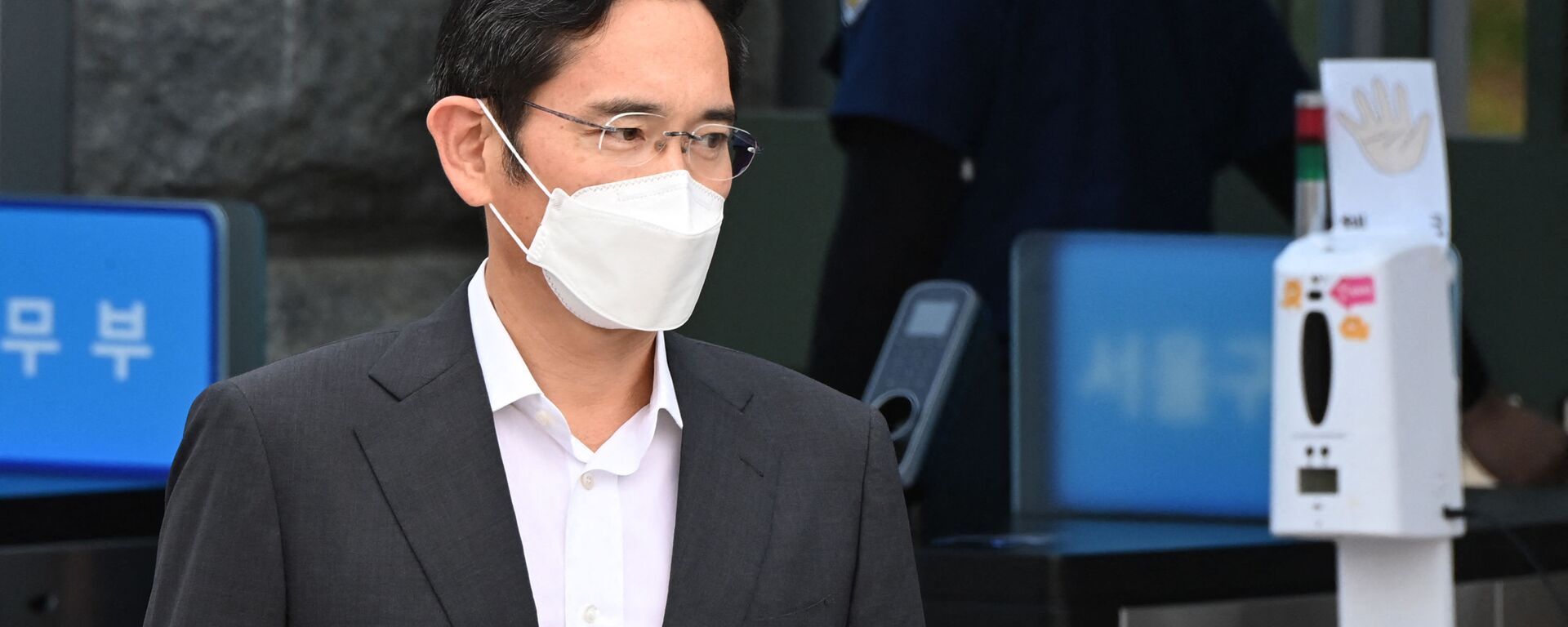 Lee Jae-yong, jailed de facto leader of the giant Samsung group, walks out as he is released early on parole at the Seoul Detention Center in Uiwang on August 13, 2021. - Sputnik International, 1920, 12.08.2022