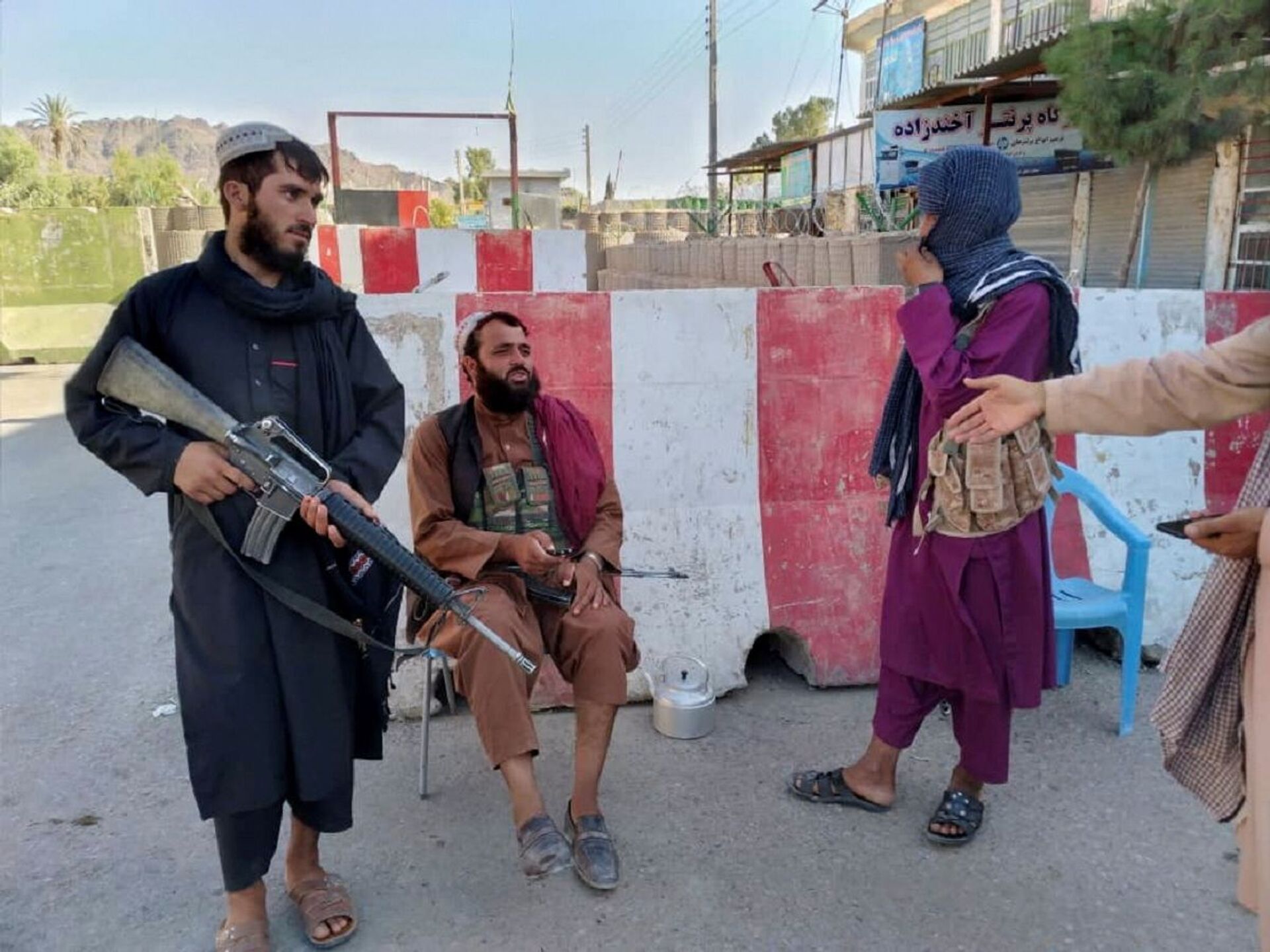 Taliban fighters stand guard at a check point in Farah, Afghanistan August 11, 2021 - Sputnik International, 1920, 07.09.2021