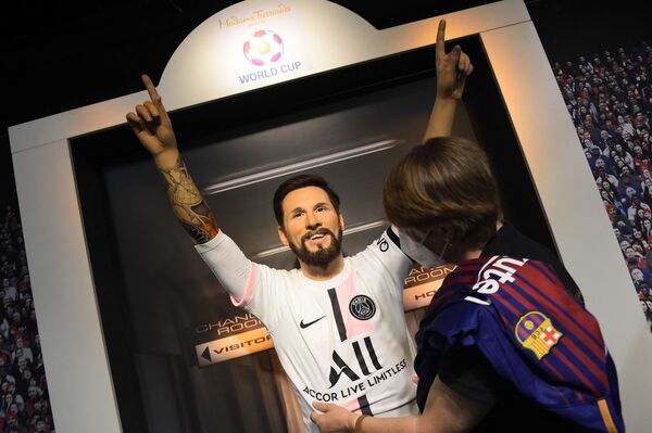 Karen Fries (R) of the portrait-team at Berlin's Madame Tussauds wax museum fixes the new Paris Saint-Germain (PSG) jersey on the wax likeness of football player Lionel Messi on 11 August 2021 in Berlin.  - Sputnik International