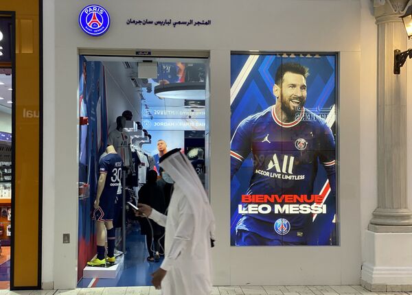 A Qatari man walks past the Paris Saint-Germain shop in Doha, after the club signed with Lionel Messi, 11 August 2021. - Sputnik International