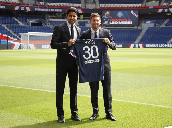 Paris St Germain's Lionel Messi and president Nasser Al-Khelaifi pose with a shirt on the pitch after the press conference. - Sputnik International