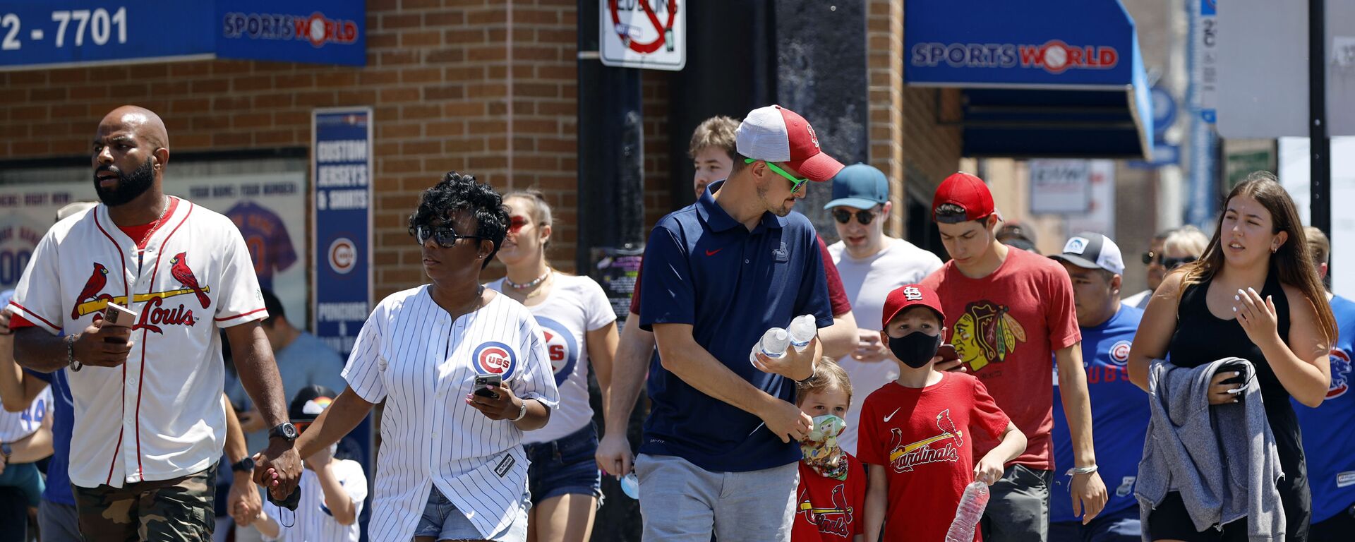 FILE - In this June 11, 2021, file photo, people cross a street as they make their way toward Chicago's Wrigley Field for a baseball game. COVID-19 deaths in the U.S. have dipped below 300 a day for the first time since the early days of the disaster in March 2020, while the number of Americans fully vaccinated has reached about 150 million - Sputnik International, 1920, 24.09.2021