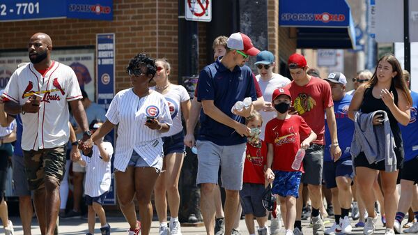 FILE - In this June 11, 2021, file photo, people cross a street as they make their way toward Chicago's Wrigley Field for a baseball game. COVID-19 deaths in the U.S. have dipped below 300 a day for the first time since the early days of the disaster in March 2020, while the number of Americans fully vaccinated has reached about 150 million - Sputnik International