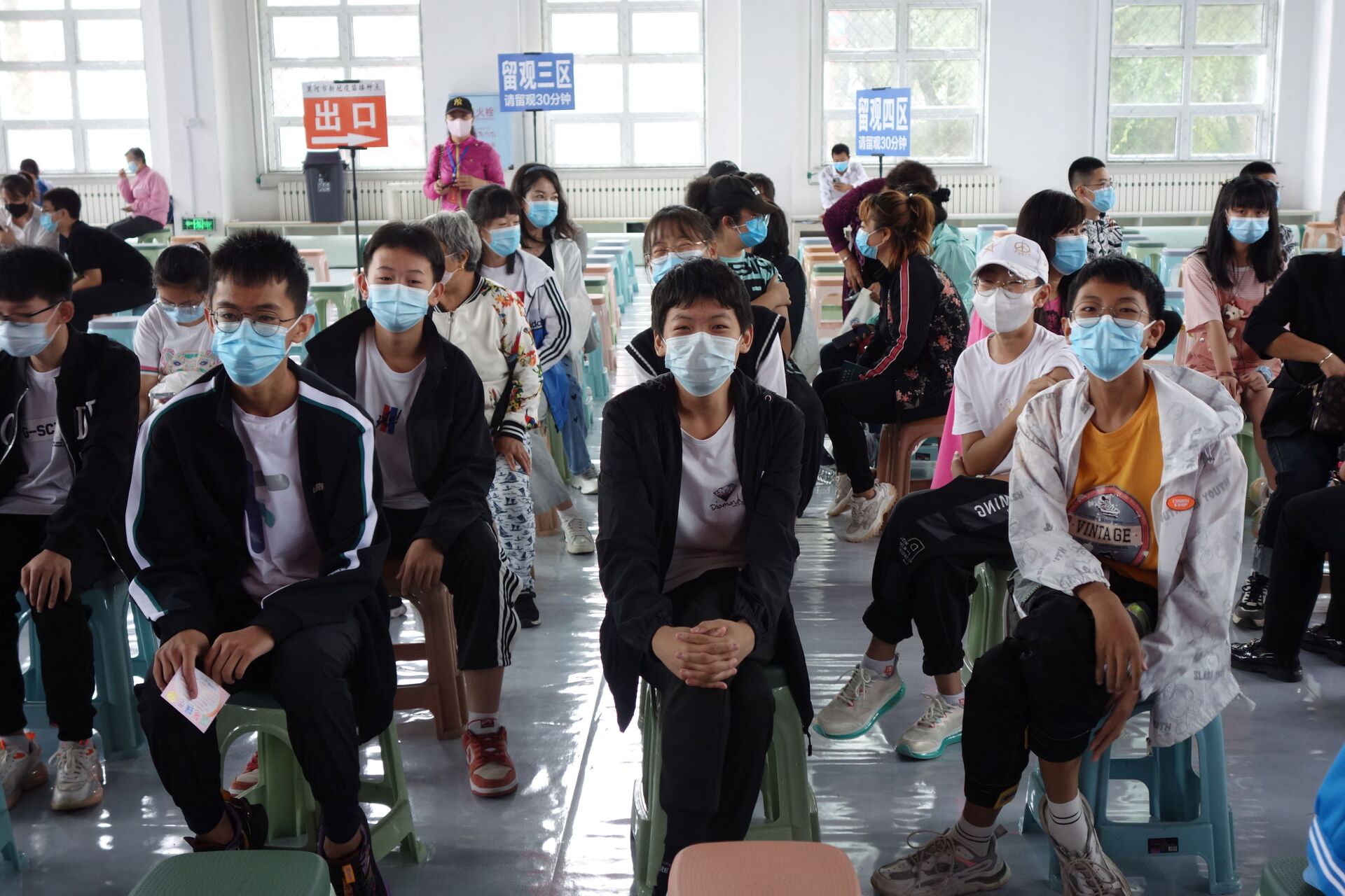 Residents wait at the observation area during a coronavirus disease (COVID-19) vaccination session for those aged between 12 and 14, in Heihe, Heilongjiang province, China August 3, 2021. - Sputnik International, 1920, 26.10.2021
