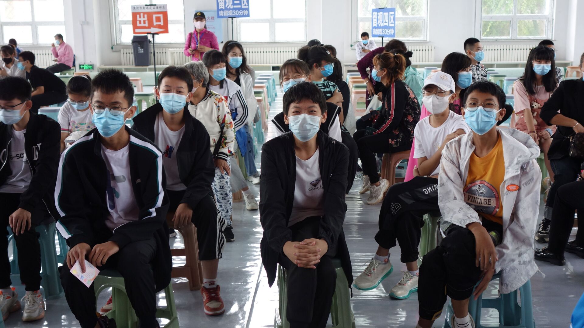 Residents wait at the observation area during a coronavirus disease (COVID-19) vaccination session for those aged between 12 and 14, in Heihe, Heilongjiang province, China August 3, 2021. - Sputnik International, 1920, 13.08.2021