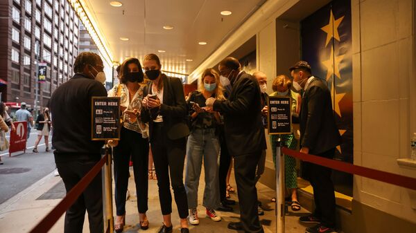 Guests have their vaccine cards and identification checked before entering the theatre at the opening night of previews for Pass Over, following the 17-month shutdown of Broadway due to the coronavirus disease (COVID-19) at the August Wilson Theatre in New York City, U.S., August 4, 2021. - Sputnik International