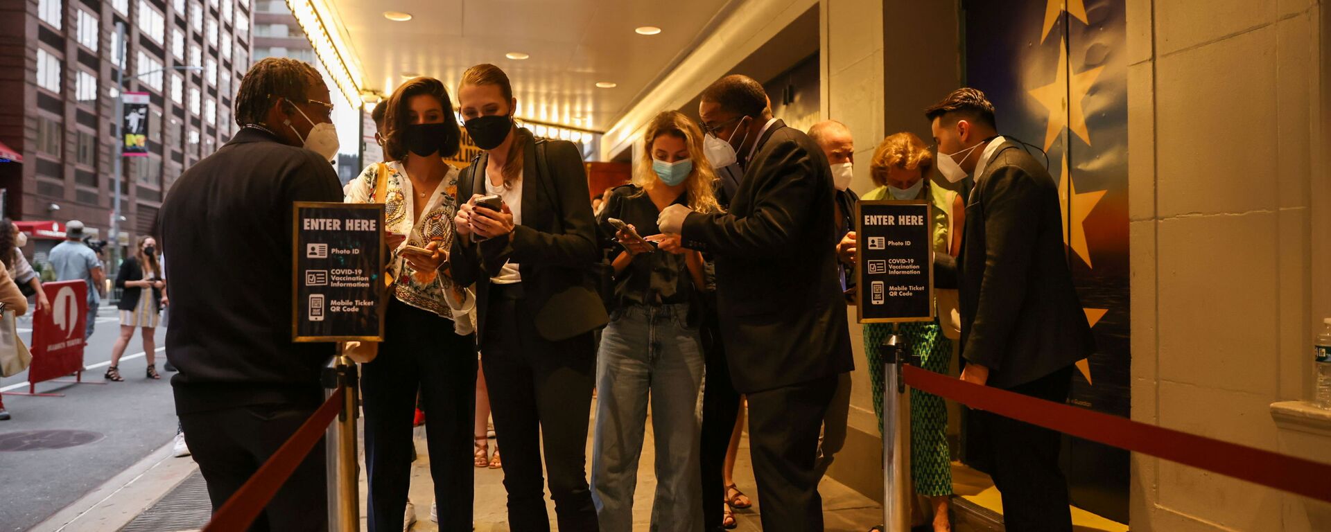 Guests have their vaccine cards and identification checked before entering the theatre at the opening night of previews for Pass Over, following the 17-month shutdown of Broadway due to the coronavirus disease (COVID-19) at the August Wilson Theatre in New York City, U.S., August 4, 2021. - Sputnik International, 1920, 14.08.2021
