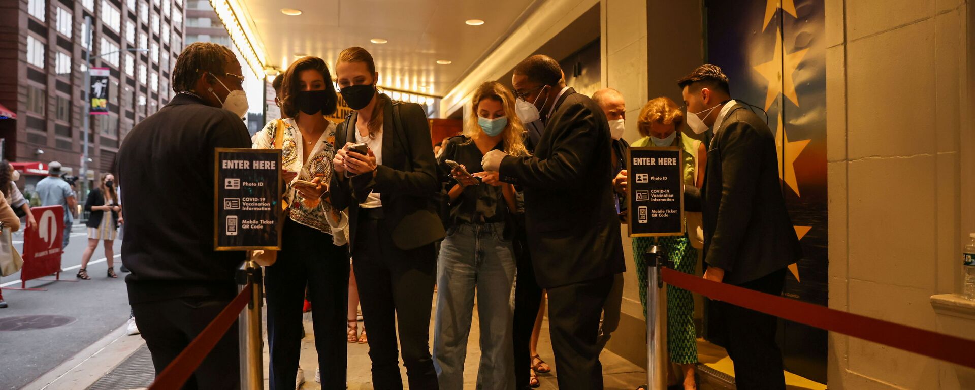 Guests have their vaccine cards and identification checked before entering the theatre at the opening night of previews for Pass Over, following the 17-month shutdown of Broadway due to the coronavirus disease (COVID-19) at the August Wilson Theatre in New York City, U.S., August 4, 2021. - Sputnik International, 1920, 04.11.2021