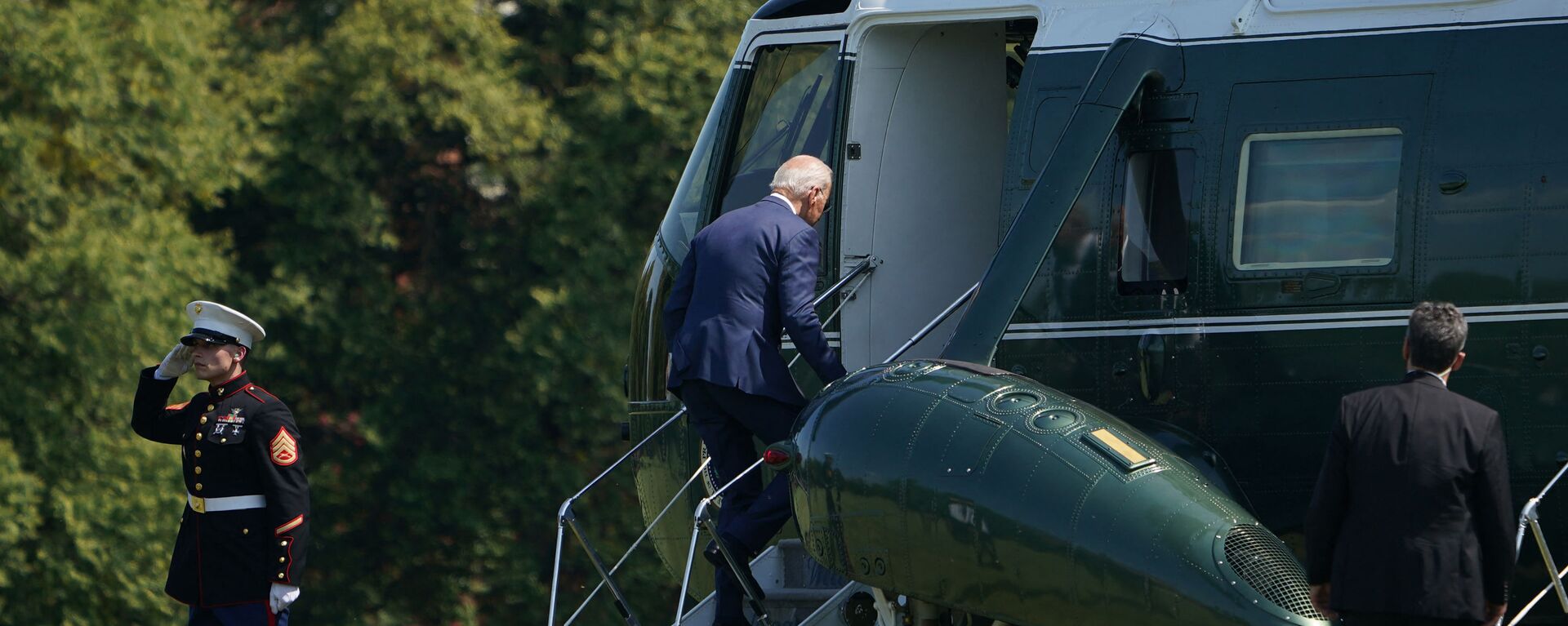 US President Joe Biden makes his way to board Marine One before departing from Fort McNair in Washington, DC on August 12, 2021. - Biden is heading to his residence in Wilmington, Delaware. - Sputnik International, 1920, 14.08.2021