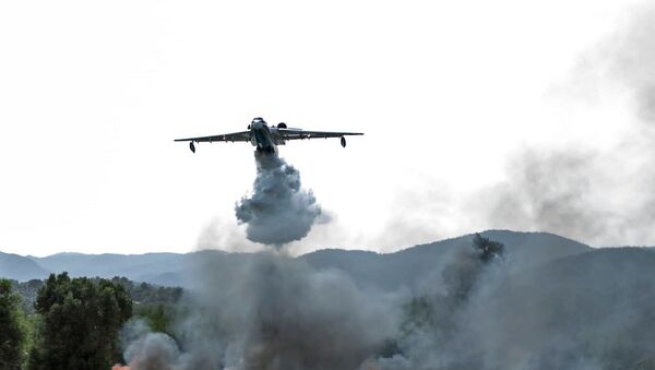 A Beriev Be-200 amphibious aircraft extinguishing a forest fire in Antalya, Turkey - Sputnik International