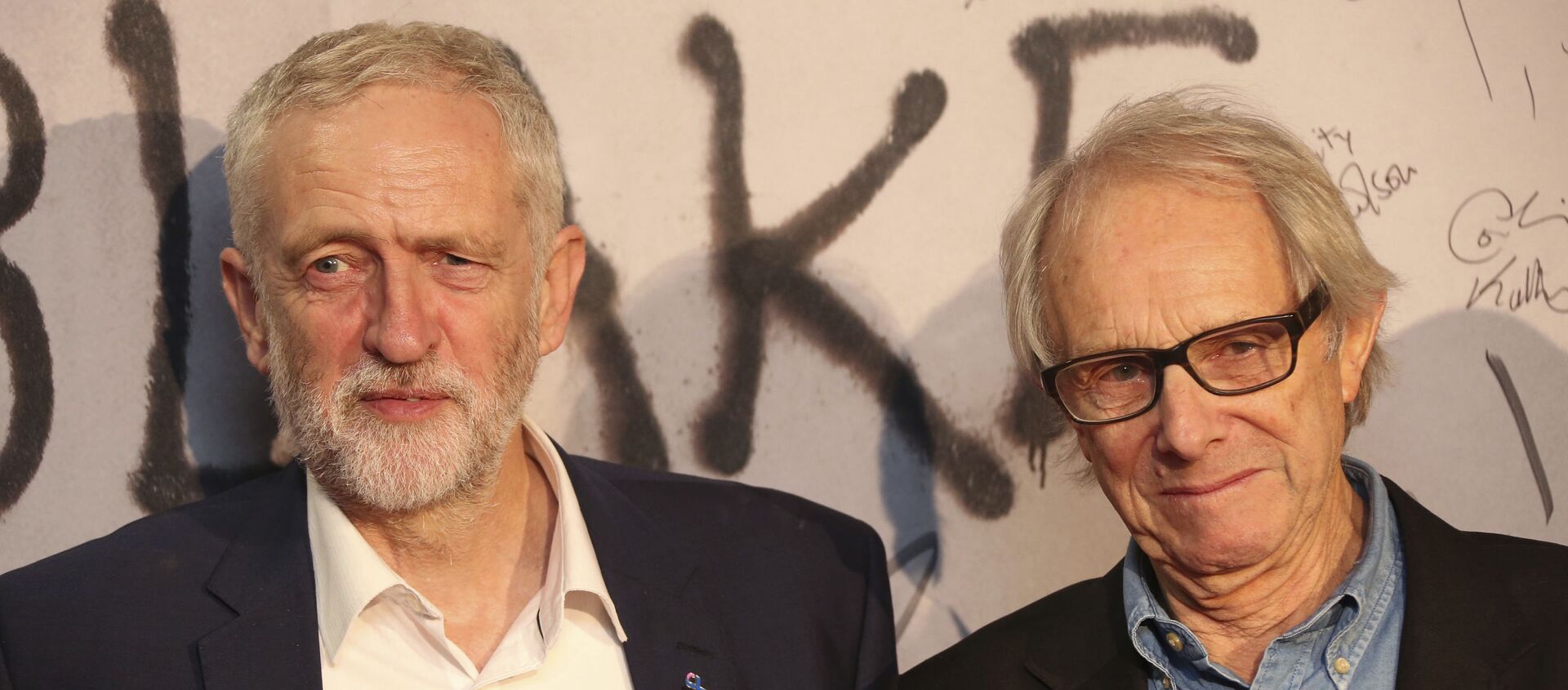 Director Ken Loach, left, and leader of Britain's Labour Party, Jeremy Corbyn, pose together for photographers at the premiere of the film I, Daniel Blake. - Sputnik International, 1920, 14.08.2021