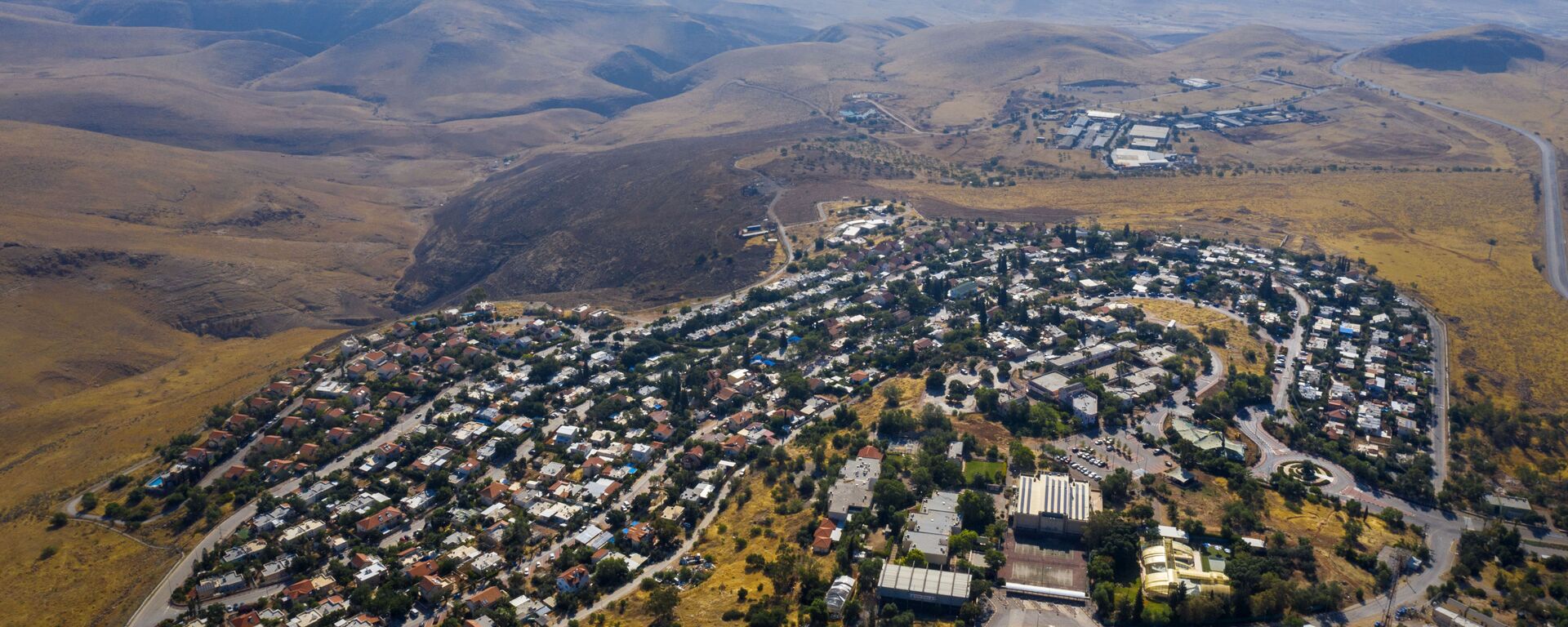 This June 30, 2020, file photo, shows a view of the West Bank Jewish settlement of Ma'ale Efrayim in the Jordan Valley. One of the world's best-known human rights groups says Israel is guilty of the international crimes of apartheid and persecution. Human Rights Watch cites discriminatory policies toward Palestinians within Israel's own borders and in the occupied territories. In so doing, the New York-based group joins a growing number of commentators and rights groups that consider Israel and the territories as a single entity in which Palestinians are denied basic rights that are granted to Jews. (AP Photo/Oded Balilty, File) - Sputnik International, 1920, 29.10.2021